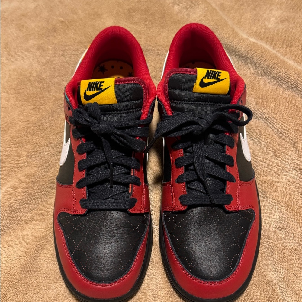Nike Men's Red and Black Low-Top Sneakers
